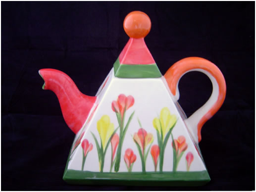 kettle with pattern from clarice cliff